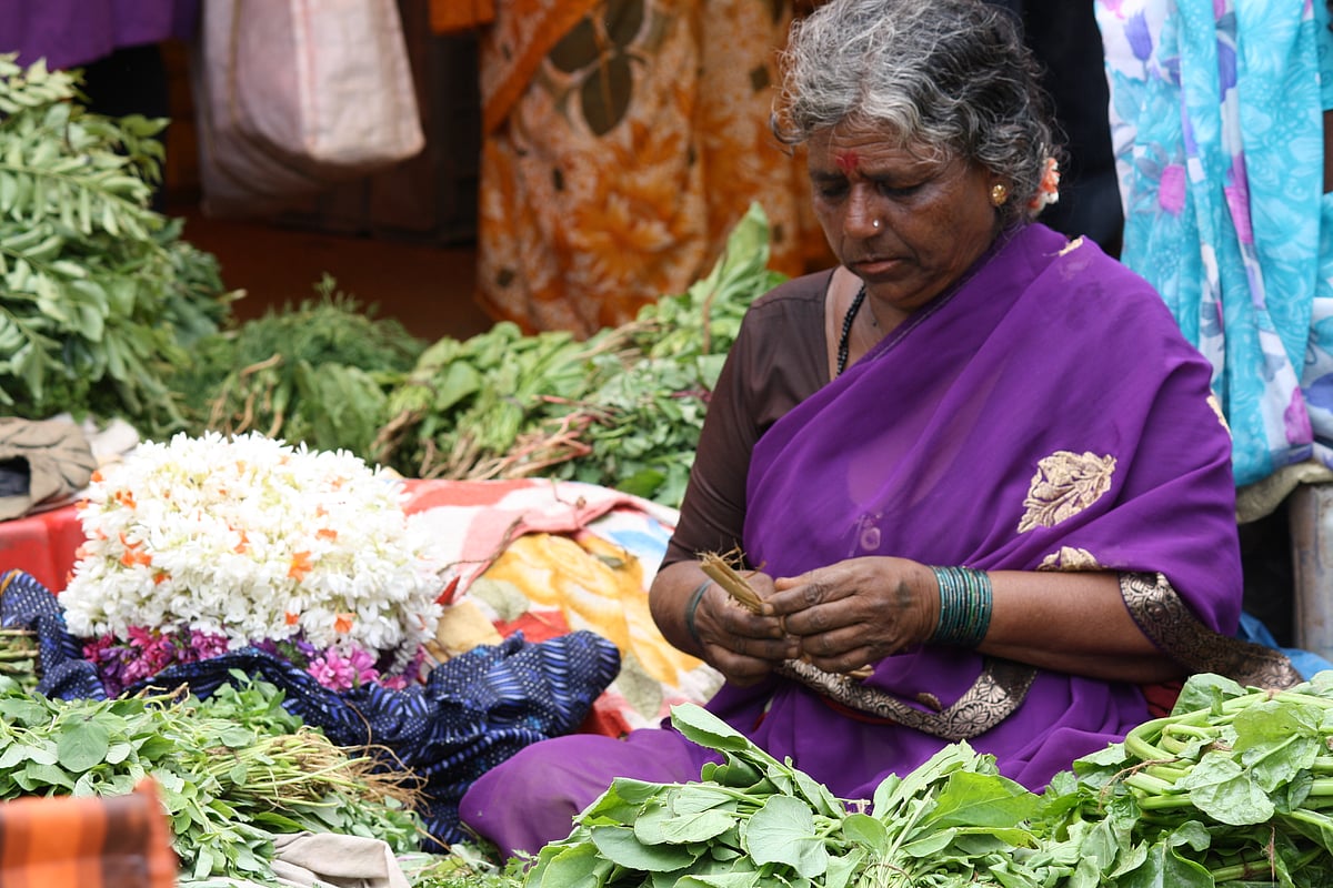 

कर्नाटक के पहाड़ी क्षेत्र मदिकेरी में ताजी सब्जियां बेचती महिलाएं