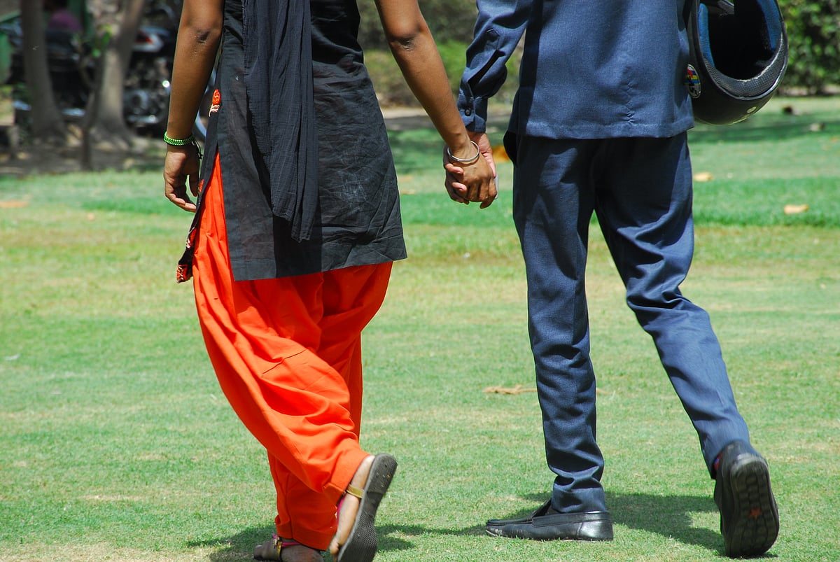 डाल हाथों में हाथ