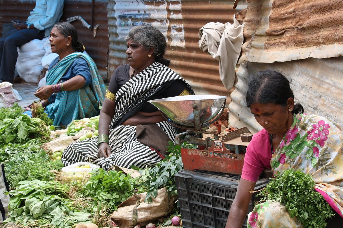 

कर्नाटक के पहाड़ी क्षेत्र मदिकेरी में ताजी सब्जियां बेचती महिलाएं