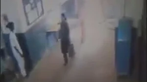 जेल में अपनी दोस्त के साथ दाखिल होती हुई शशिकला/ फोटोः Twitter