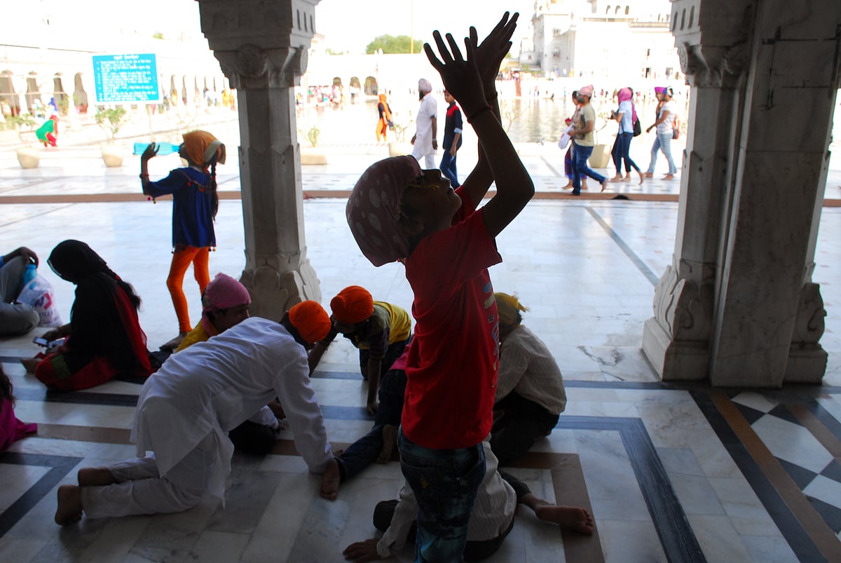 

दिल्ली के बंगला साहिब गुरुद्वारा में बैसाखी पर खेलते बच्चे