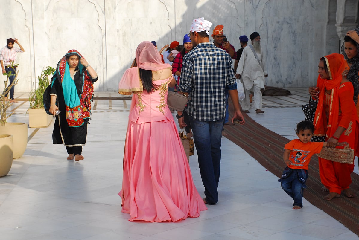 

दिल्ली के बंगला साहिब गुरुद्वारा में बैसाखी के मौके पर आते-जाते लोग