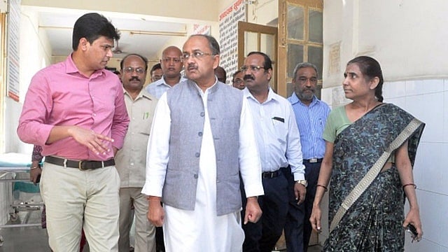 आखिर कितनी मौतों के बाद इस्तीफा देंगे सिद्धार्थनाथ सिंह?