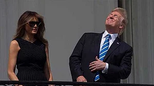 सूर्यग्रहण को बिना चश्मे के देख रहे ट्रंप की तस्वीर वायरल