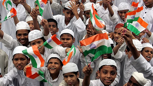 स्वतंत्रता दिवस मनाते मदरसे के बच्चे / फोटो : Getty Images