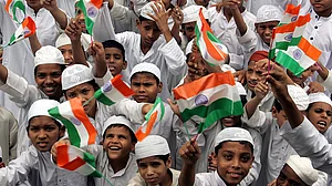 स्वतंत्रता दिवस मनाते मदरसे के बच्चे / फोटो : Getty Images
