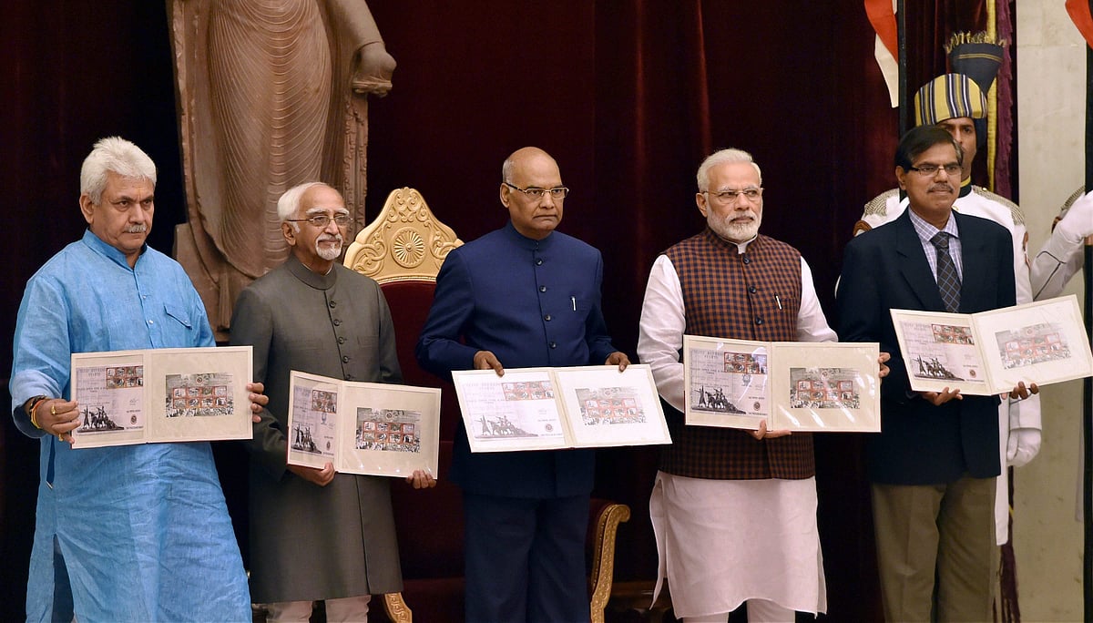 राष्ट्रपति कोविंद, उपराष्ट्रपति हामिद अंसारी, प्रधानमंत्री मोदी और केन्द्रीय मंत्री मनोज सिन्हा इस मौके पर स्मारिका का विमोचन करते हुए/ फोटो: पीटीआई