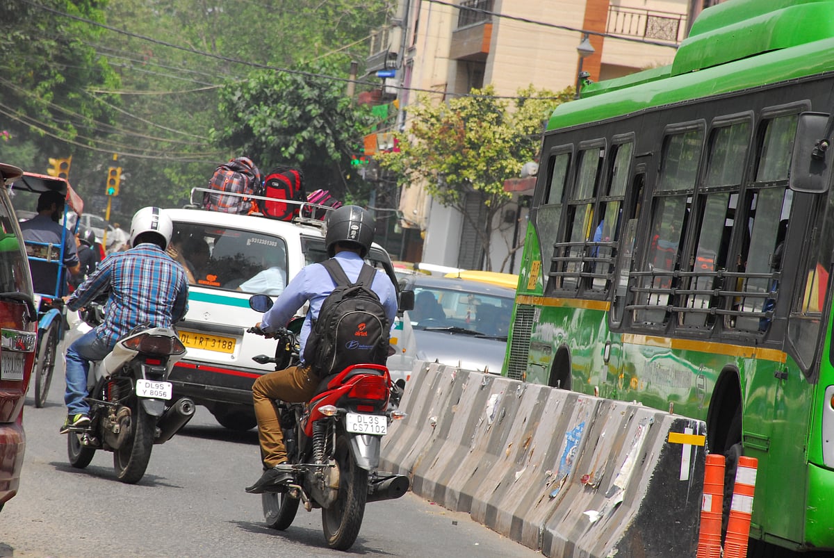 ट्रैफिक जाम के भीतर से निकलने की कोशिश