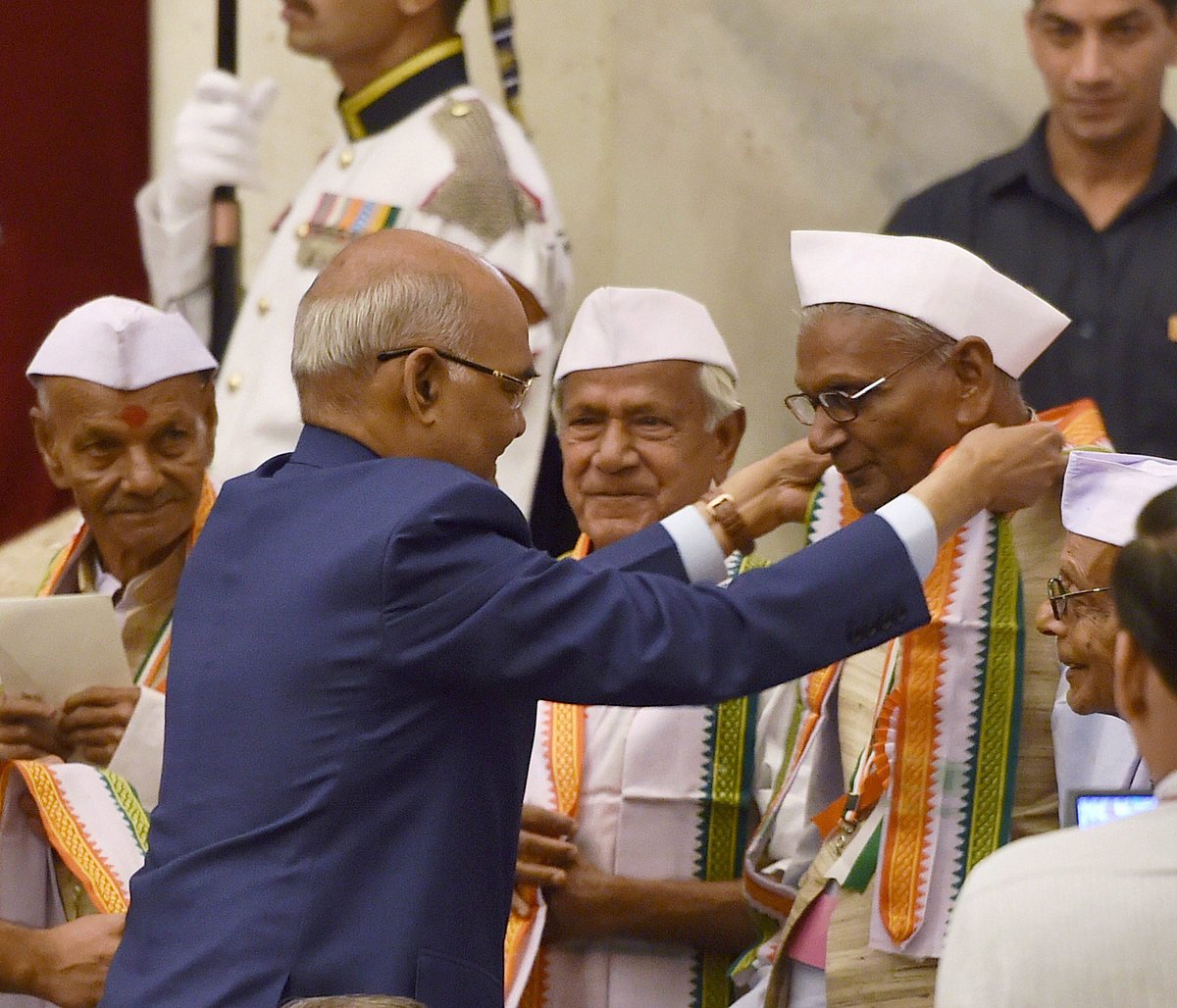 

राष्ट्रपति रामनाथ कोविंद स्वतंत्रता सेनानियों को सम्मानित करते हुए/ फोटी: पीटीआई