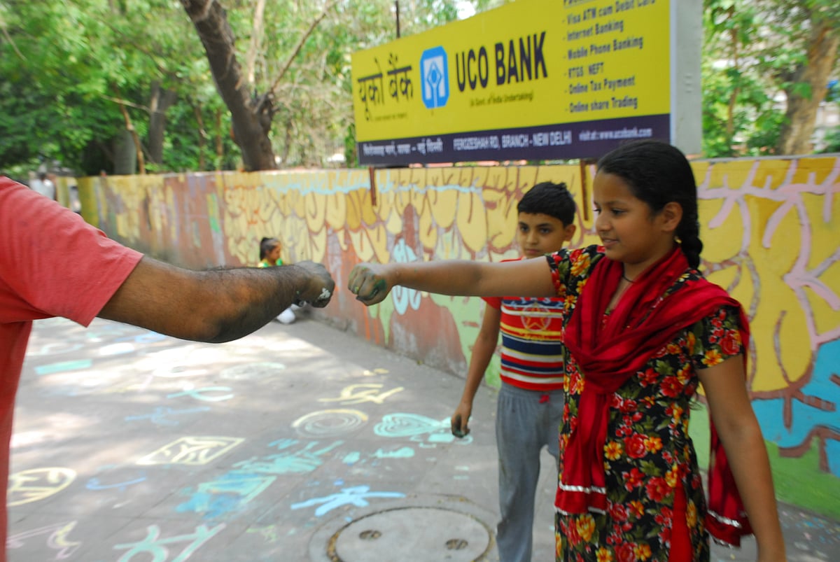 रंगों से भरे हाथ