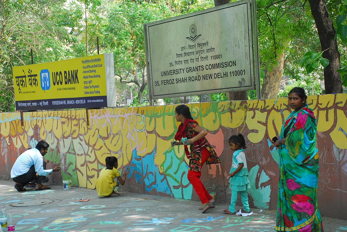 

दिल्ली की दीवारों को रंग से भरते कलाकार