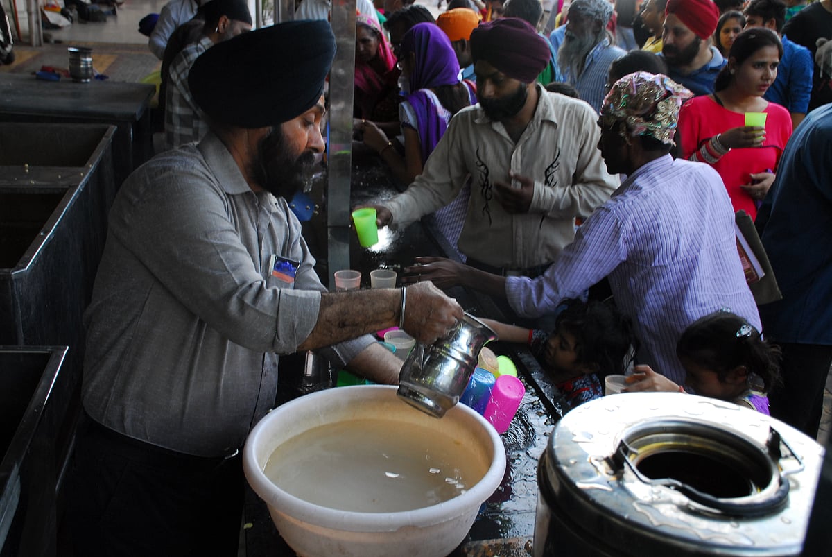 

दिल्ली की गर्मी में प्यासों को मिलता पानी