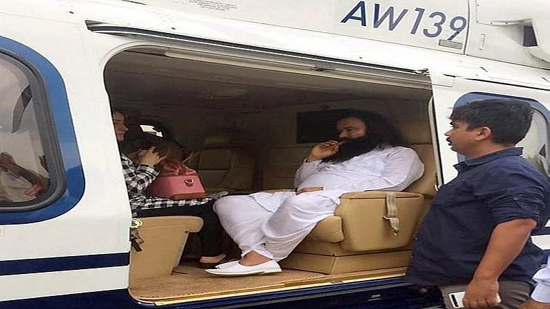 दोषी ठहराए जाने के बाद जेल जाते गुरमीत राम रहीम/ फोटोः पीटीआई