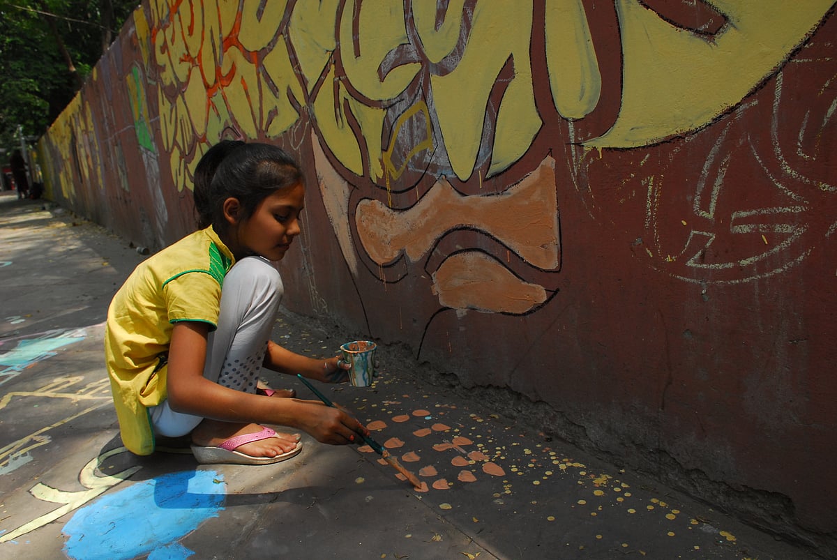 दीवार के बाद फूटपाथ को रंगा जाए