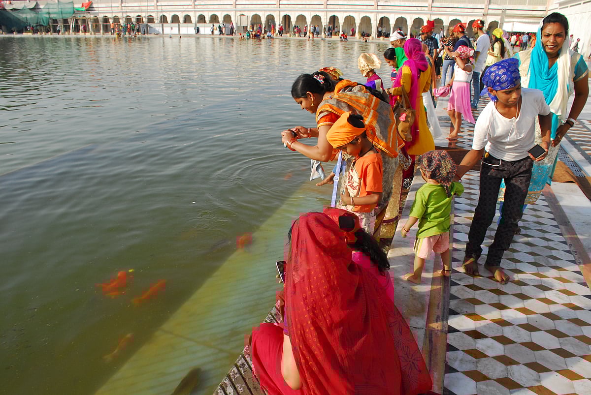 

दिल्ली के बंगला साहिब गुरुद्वारा में बैसाखी मनाते लोग