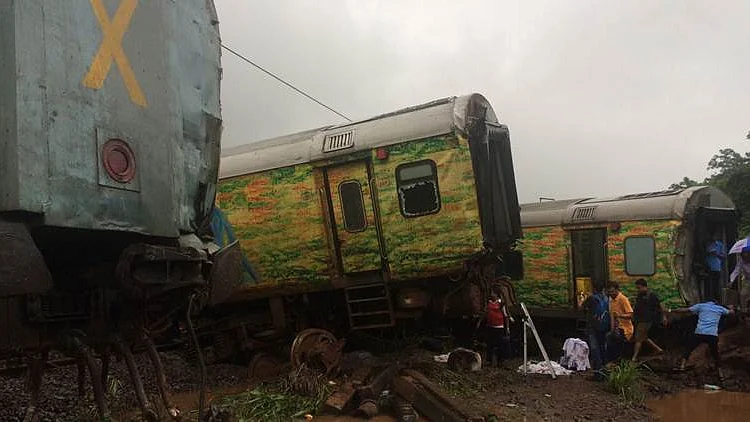 मंगलवार सुबह दुर्घटनाग्रस्त हुई दूंरतो एक्सप्रेस