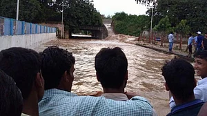 बिहार में उद्घाटन से ठीक पहले टूटा बांध, विपक्ष ने उठाए सवाल