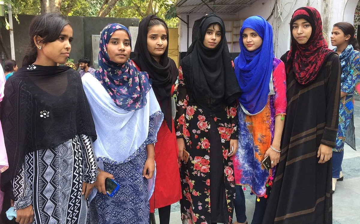 

बीजेपी के खौफ से मुस्लिम लड़कियां पढ़ाई छोड़ने को मजबूर 