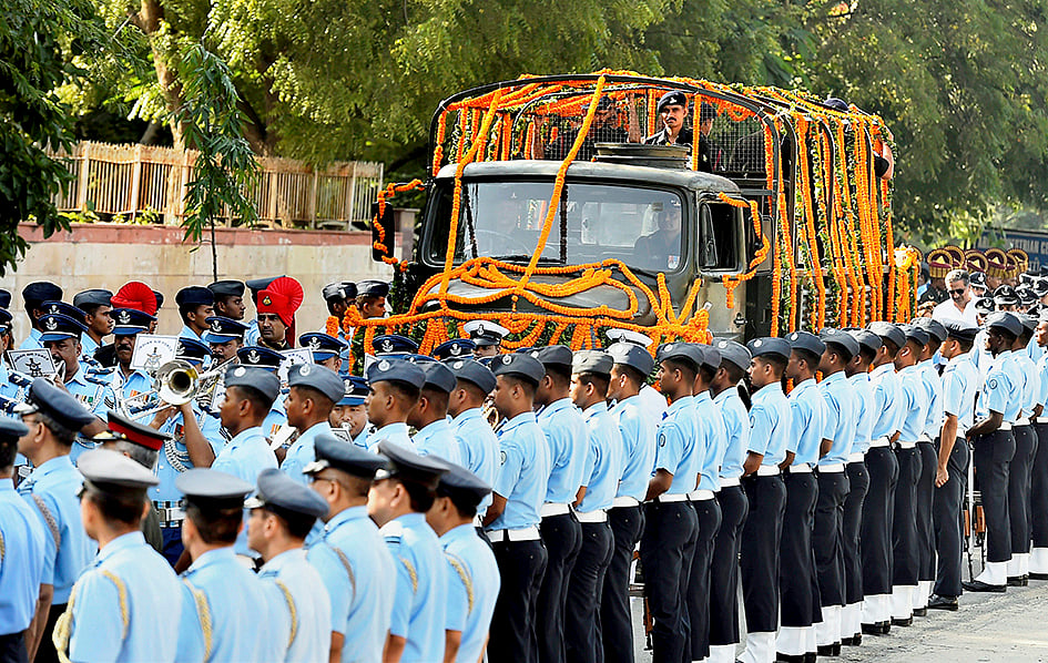 श्रद्धांजलि, विरोध और सुंदरता : 18 सितंबर को तस्वीरों में देश