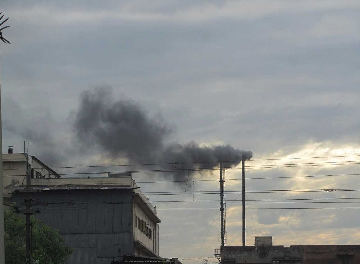 

दिल्ली की हवा में फैले प्रदूषण का बेमानी इलाज 