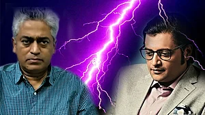 ‘फेकूगिरी’ : राजदीप
का ऐलान-ए-जंग और दुबकना अर्णब का