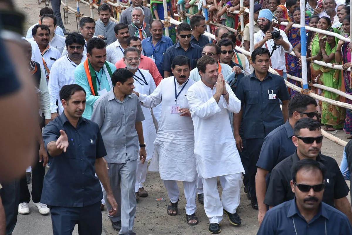 मोरबी जिले में लोगों का अभिवादन करते राहुल गांधी/ फोटो: Twitter 