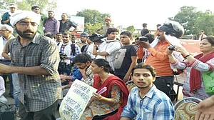 1000 छात्राओं पर दंगे की एफआईआर : मोदी जी, ऐसे पढ़ेगी बेटी