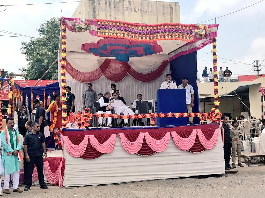ढोल में लोगों को संबोधित करते कांग्रेस उपाध्यक्ष/ फोटो: Twitter 