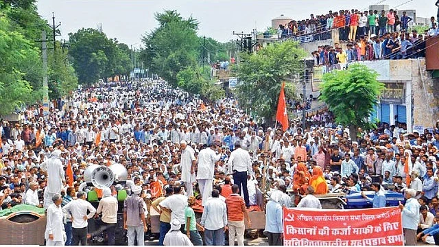 राजस्थान में कर्जमाफी के लिए सड़कों पर आंदोलन करते किसान