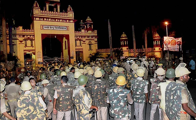 राउंडअप : छावनी में बदला बीएचयू, छात्राओं का धरना जारी, हालात तनावपूर्ण