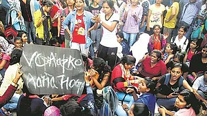 राउंडअप : छावनी में बदला बीएचयू, छात्राओं का धरना जारी, हालात तनावपूर्ण