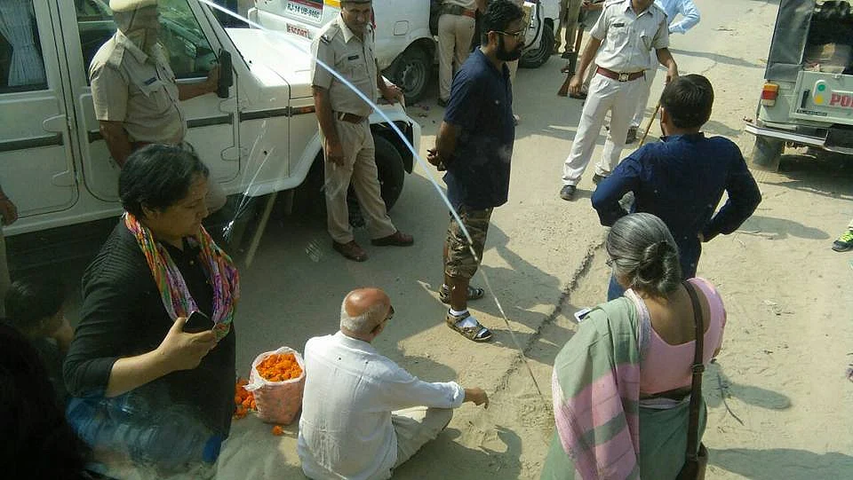 भगवा संगठनों के विरोध के बीच कारवां-ए-मोहब्बत ने
दी पहलू खान को श्रद्धांजलि