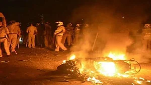 बीएचयू : छेड़छाड़ का विरोध करती छात्राओं पर लाठीचार्ज, फायरिंग