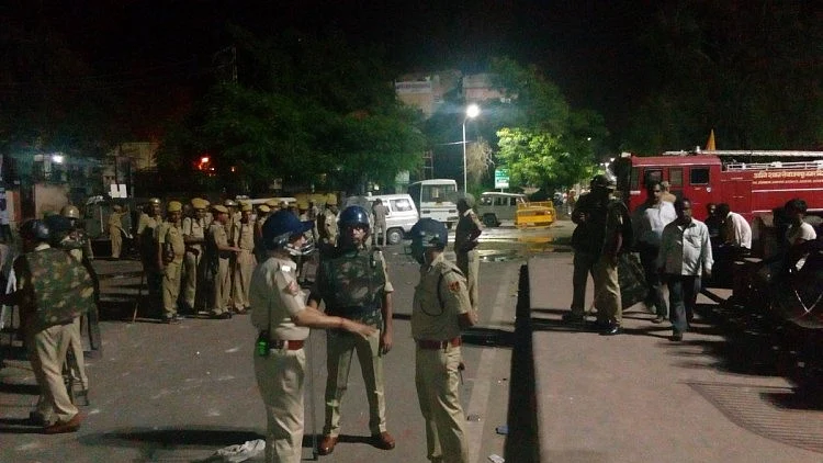 रामगंज इलाके में हिंसा के बाद तैनात पुलिस बल/ फोटोः Twitter