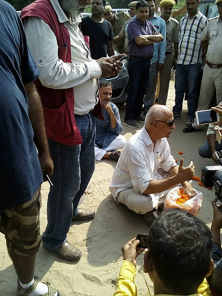 भगवा संगठनों के विरोध के बीच कारवां-ए-मोहब्बत ने
दी पहलू खान को श्रद्धांजलि