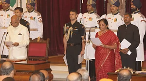 कई मोर्चों पर बदनामी और नाकामी के बाद अफसरशाहों के हाथों में मोदी सरकार