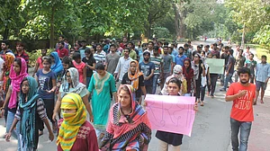 बीएचयू लाठीचार्ज : ठोस कार्रवाई नहीं, सिर्फ दिखावे के लिए कुछ पुलिस वाले इधर-उधर