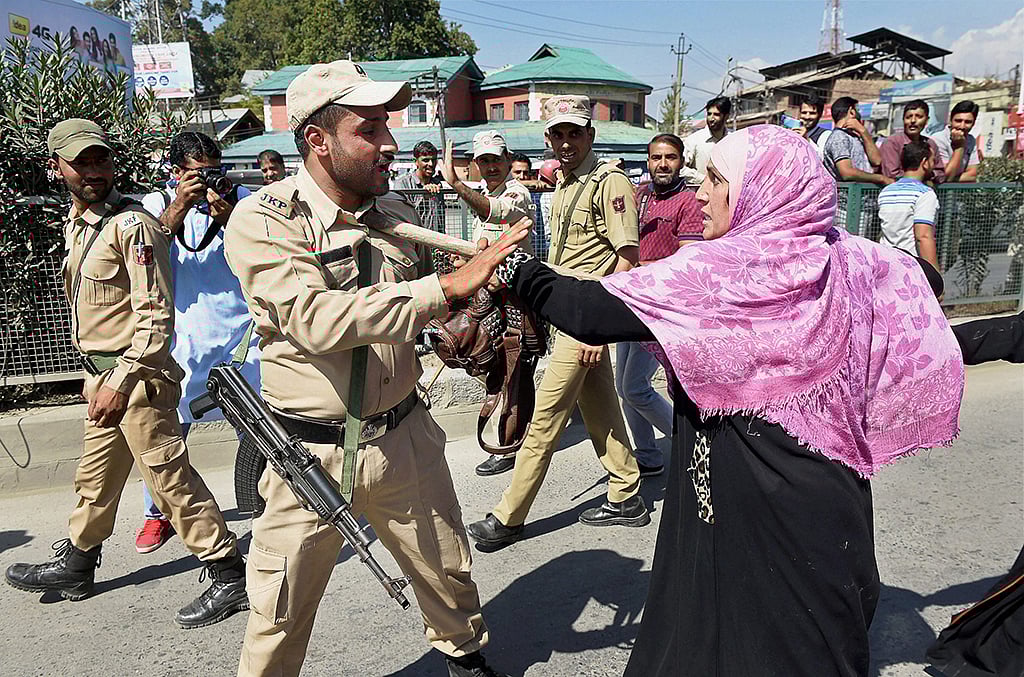 श्रद्धांजलि, विरोध और सुंदरता : 18 सितंबर को तस्वीरों में देश