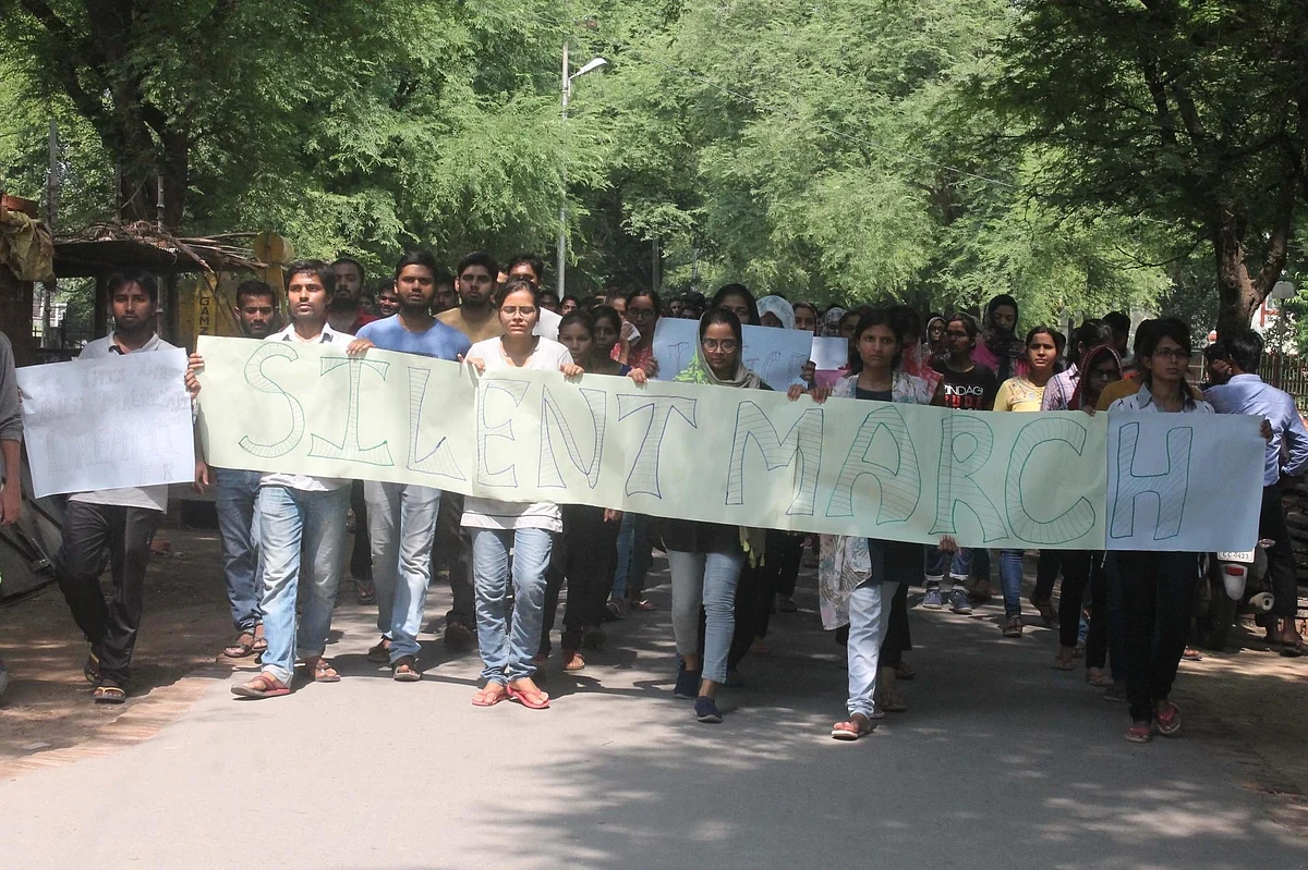 राउंडअप : छावनी में बदला बीएचयू, छात्राओं का धरना जारी, हालात तनावपूर्ण