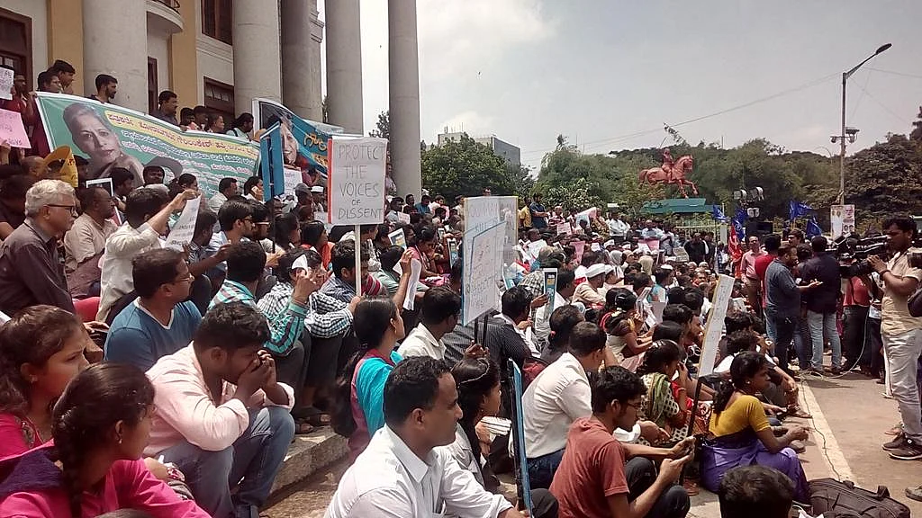 गौरी लंकेश की हत्या के विरोध में बेंग्लुरु के टाउन हॉल में प्रदर्शन/ फोटो: Twitter