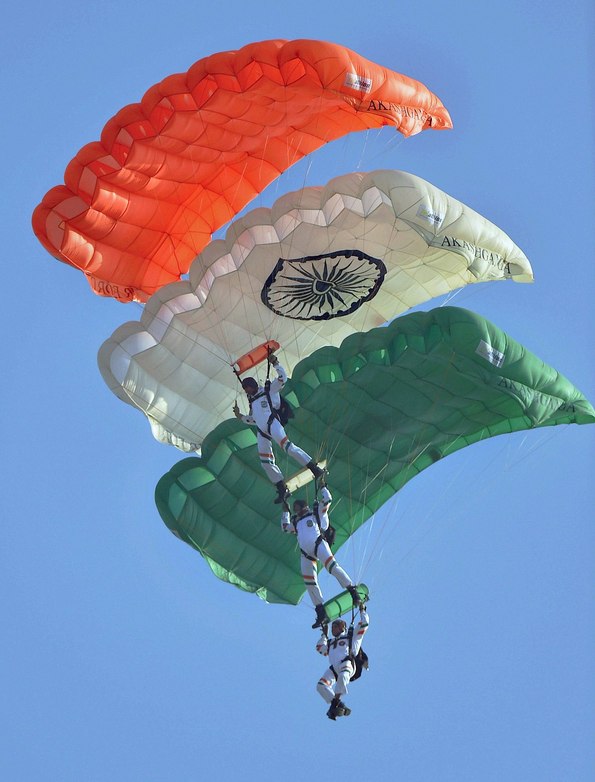 देखें तस्वीरों में: खेल, उत्सव और हवा में करतब, ऐसा रहा 6 अक्टूबर 2017