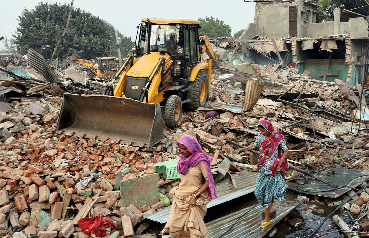 कठपुतली कॉलोनी पर दिल्ली पुलिस का बुलडोज़र, महिलाओं से बदसुलूकी