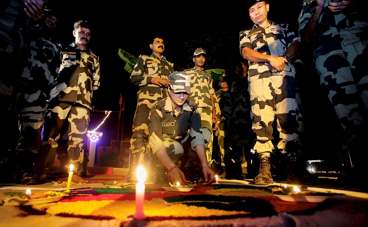 पटाखों के नाम से झलकता देश का मूड...