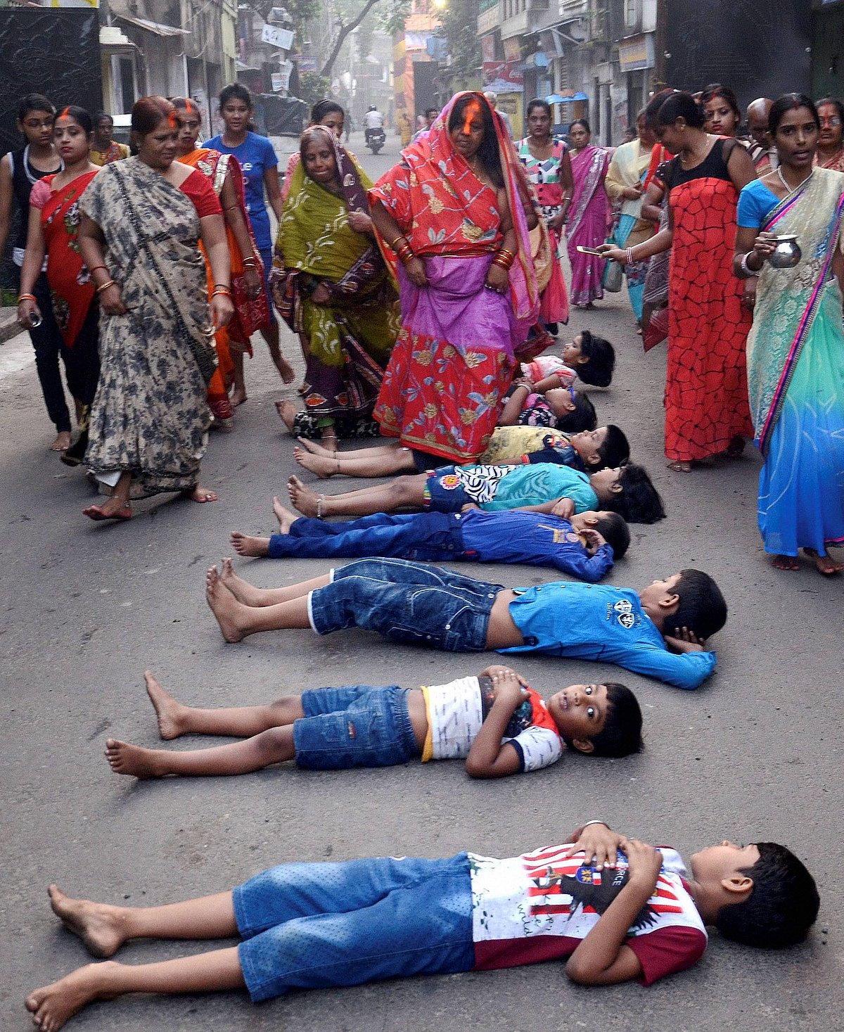 छठ पूजा में सूर्य की अर्चना, रंगों वाले लोग और पुष्कर मेले की तैयारी
