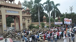 कैंपस लोकतंत्र की हत्या करने पर तुला बीएचयू प्रशासन, 14 छात्रों के खिलाफ एफआईआर