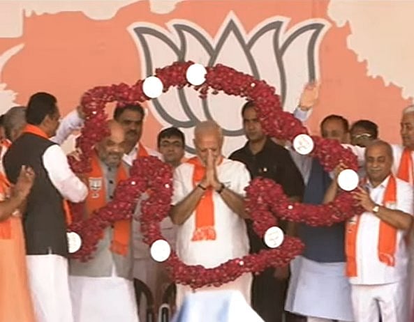 न कोई ऐलान, न कोई वादा, सिर्फ जुमलों की बारिश करके ही गुजरात से लौट गए मोदी