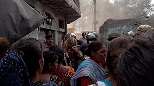 कठपुतली कॉलोनी पर दिल्ली पुलिस का कहर, लाठीचार्ज कर बेघर किया, तोड़े मकान