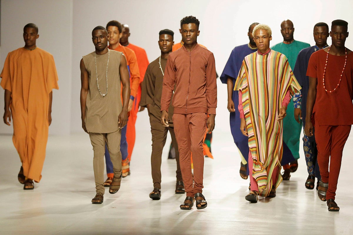 छठ पूजा में सूर्य की अर्चना, रंगों वाले लोग और पुष्कर मेले की तैयारी