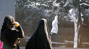 तस्वीरों में जीवन, विरोध की आवाजें हक की मांग...ऐसा रहा 22 नवंबर 2017