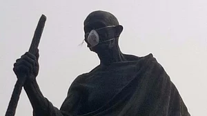 कपिल मिश्रा और बीजेपी विधायक मनजिंदर सिरसा ने महात्मा गांधी की प्रतिमा को पहनाया मास्क, पुलिस ने किया गिरफ्तार